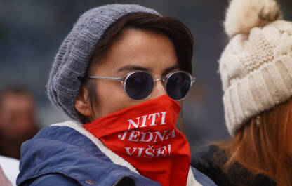 Femicid, djevojka sa maramom "Niti jedna više" Djevojka na protestu zbog niske kazne za ubistvo žene. Natpis "Niti jedna više" na marami.
Fotografija besplatna za medijsku upotrebu, komercijalno korištenje zabranjeno.
Autorka: Alma Hasanović