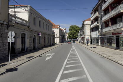 Ulica Kralja Petra I Oslobodioca (glavna ulica) Trebinje Glavna ulica u Trebinju, automobili i trgovačke radnje