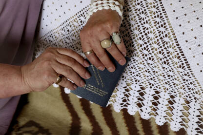 Proces dobijanja dokumenata za Rome. Romi pokazuju lične dokumente. 

Fotografija besplatna za ilustrovanje medijskih sadržaja o Romima, svako drugo korištenje je zabranjeno.

Autorka: Svjetlana Panić