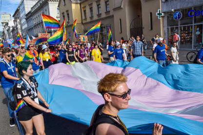 Trans zastava na Povorci ponosa Učesnici Povorke ponosa 2022 nose veliku trans zastavu. Sarajevo, Bosna i Hercegovina.