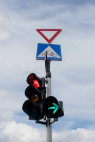 Semafor s više funkcija: semafor za saobraćaj  zeleno, žuto, crveno  svjetlo i zasebnom tablom ili  za pješake, i bicikliste  omogućujući siguran prelazak svih učesnika u prometu.