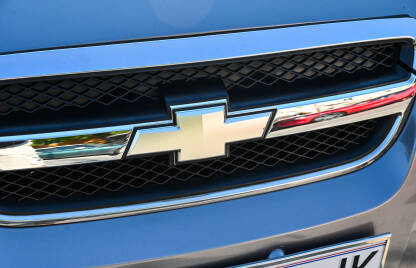 Chevrolet znak Chevrolet znak na automobilu. Logo. Chevrolet je američki proizvođač automobila
