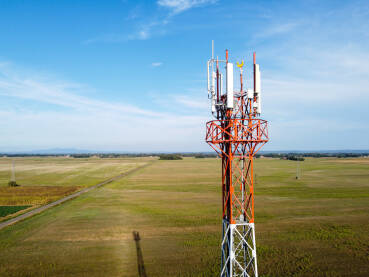 GSM i radio telekomunikacioni toranj GSM i radio telekomunikacioni toranj. Toranj za mobilni telefon. Bazna primopredajna stanica. Bežični komunikacijski antenski predajnik.