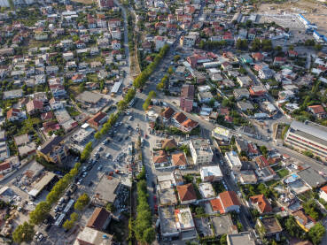 Tirana, Albanija, panorama gradan, snimak dronom. Zgrade, ulice i stambene kuće.