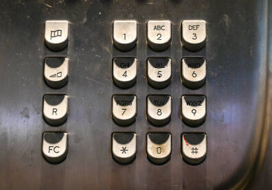 Tastatura na starom javnom telefonu. Tastatura na starom javnom telefonu. Govornica u gradu. Stari javni telefon na kovanice.