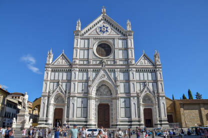 Crkva Santa Croce, Firenca, Toskana Basilica di Santa Croce u Firenci, Italija. Trg na kome se nalazi, nekada je služio za pogubljenja nevjernika. Sagrađena je u 13. vijeku a njen pod čine nadgrobni spomenici uglednih ljudi iz Firence.