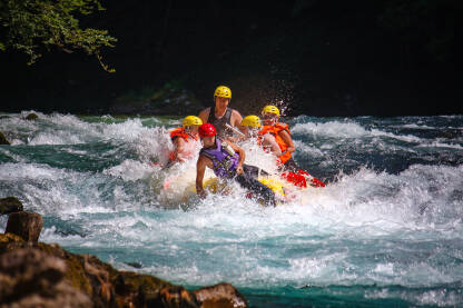 Rafting na Neretvi Splav ulazi u "buk" na rijeci Neretvi.