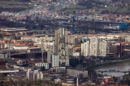 Zenica Zenica, Bosna i Hercegovina, pogled na grad sa nekada najvišom zgradom na Balkanu (Lamela, u centru fotografije). Vidljiv je i stadion Bilino polje.