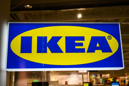 IKEA logo na eksterijeru prodavnice. IKEA prodavnica sa kultnim plavo-žutim logom. Multinacionalni konglomerat osnovan u Švedskoj.