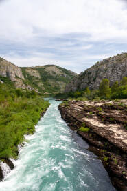 Bunski kanali, Mostar Bunski kanali su prirodni fenomen na rijeci Neretvi. To je uski kanal kojim protječe Neretva, a preko sedrene barijere se u nju, na tom mjestu, ulijeva njena lijeva pritoka Buna.