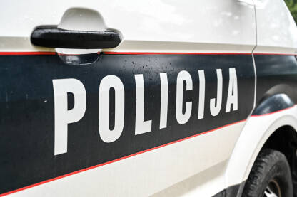 Policijski auto na ulici u BiH Policijski auto na ulici u BiH. Policijsko patrolno vozilo parkirano na ulici.
