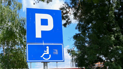 Parking za osobe sa invaliditetom. Saobraćajni znak za parking za osobe sa invaliditetom. Simbol sa invalidskim kolicima.