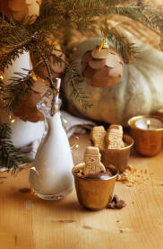 Keksići u obliku Snješka sa mlijekom na stolu.