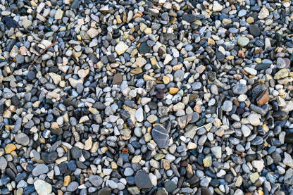 Šljunčana plaža uz more Šljunak na obali mora. Šljunčana plaža uz more.