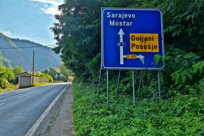 Saobraćajna znak na ulazu u Jablanicu iz pravca Prozora. Tabla za pravac kretanja.