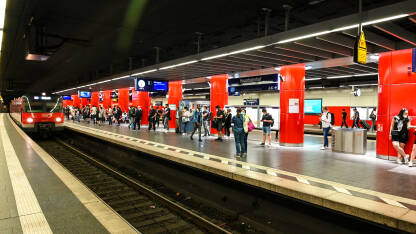 Putnički voz u podzemnoj željezničkoj stanici Minhen, Njemačka: Putnički voz u podzemnoj željezničkoj stanici. S bahn u Njemačkoj. Prijevoz. Metro. Podzemna željeznica.