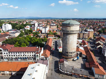 Bijeljina, Bosna i Hercegovina, snimak dronom. Bijeljina, Bosna i Hercegovina, snimak dronom. Bijeljina je grad i centar Semberije.
