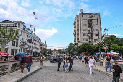 Prizren, Kosovo: Zgrade u centru grada. Prizren, Kosovo: Zgrade u centru grada. Ljudi šetaju u gradu.