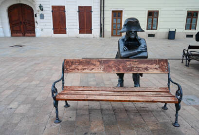 Bratislava, Slovačka. Skulptura vojnika Napoleonove vojske. Bratislava, Slovačka. Skulptura vojnika Napoleonove vojske. Spomenik na glavnom trgu u centru grada.