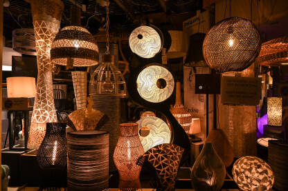 Lusteri i lampe u trgovini noću. Lusteri i lampe za prodaju u trgovini noću. Prodavaonica opreme za rasvjetu.