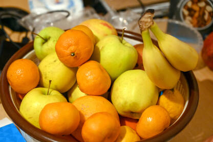 Narandže, jabuke, mandarine, banane. Voće. Zdjela puna voća. Narandže, jabuke, mandarine, banane.