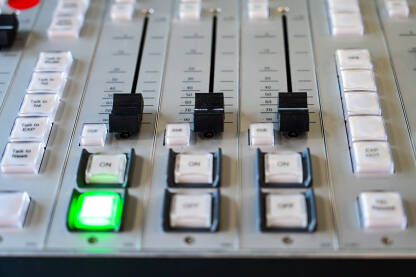 Mikseta u radio stanici Mikseta u radio stanici. Krupni plan profesionalne multitrack miks konzole u produkcijskom studiju.