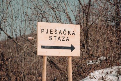 Znak za pješačku stazu Putokaz za pješačku stazu na Staroj Majevici