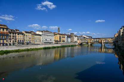 Firenca, Italija: Historijske građevine u centru grada. Most Vecchio preko rijeke Arno. Popularna turistička destinacija.