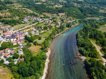 Selo pored rijeke Drine Selo pored rijeke Drine u Bosni i Hercegovini.