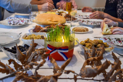 Pravoslavni Božić Porodica doručkuje na pravoslavni Božić. Božićna trpeza sa pečenicom, česnicom i drugom tradicionalnom hranom.