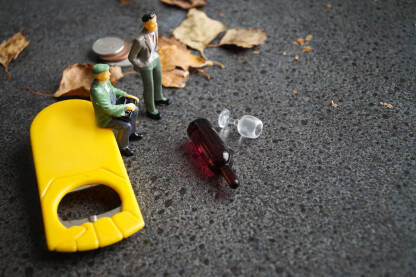 Ilustracija sa figurma ljudi koji gledaju u oborenu čašu i flašu pića.