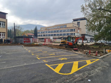 Rezervisan parking ispred zgrade. Građevinski radovi. Ulica se renovira.