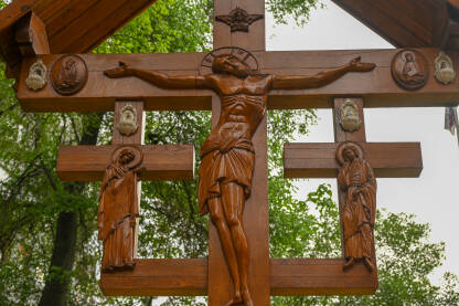 Pravoslavni krst. Isus Hrist razapet na drvenom krstu.