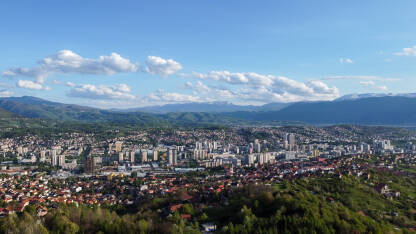 DJI_0716 Sarajevo, Bosna i Hercegovina, snimci dronom. Glavni grad Bosne i Hercegovine. Planine u daljini.