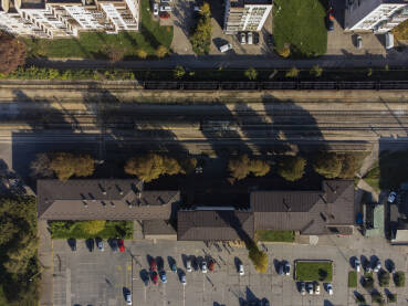 Željeznička stanica Zenica Željeznička stanica u Zenici sa prugom i vagonima, snimak dronom.