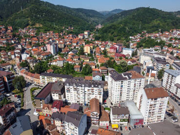 Zvornik, Bosna i Hercegovina. Zvornik, Bosna i Hercegovina, snimak dronom. Grad Zvornik i rijeka Drina.