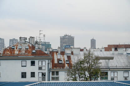 Maglovito jutro u Zagrebu, Hrvatska. Maglovito jutro u Zagrebu, Hrvatska. Krovovi kuća i zgrada u gradu.
