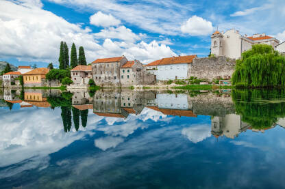 Trebinje - Stari grad Pogleda na trebinjski Stari Grad preko rijeke Trebišnjice.
