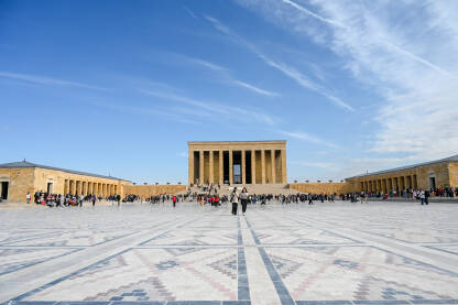Ankara, Turska: Ljudi ispred mauzoleja Anitkabir. Ankara, Turska: Ljudi ispred mauzoleja Anitkabir. Anıtkabir je počivalište Mustafe Kemala Ataturka.