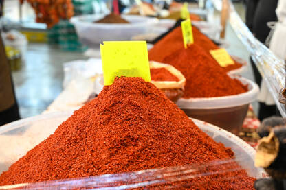 Mljevena paprika na tradicionalnoj pijaci u Turskoj. Crvena mljevena čili papričica na prodaju, krupni plan. Začini na pijaci.