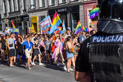 Policija na Povorci ponosa Policijski službenik čuva učesnike Povorke ponosa u Sarajevu. Policija osugurava LGBTIQ protest. Protest za ljudska prava.