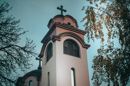 Crkva, manastir pogled na planine u magli i vrh crkve Crkva, manastir pogled na planine u magli i vrh crkve