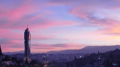 Zalazak sunca u Sarajevu, BiH Pogled s prozora na kontrast arhitekture i prirode. Pogled na Avaz Twist Tower i panoramu.