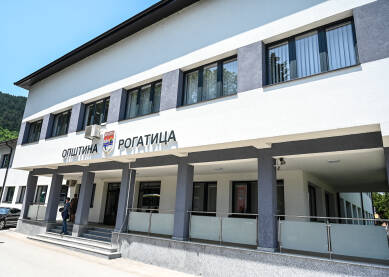 Opština Rogatica Opština Rogatica. Zgrada opštine u centru mjesta.