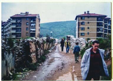 Dobrinja, slika iz rata Most preko Dobrinje, slika iz rata