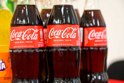 Boce pića Coca cola i Fanta na stolu u restoranu. Boce pića Coca cola i Fanta na stolu u restoranu. Hladna osvježavajuća pića. Marka pića.
