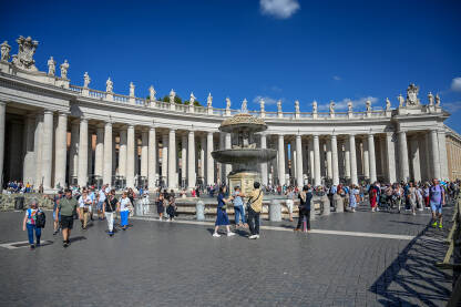 Vatikan: Ljudi na trgu svetog Petra. Turisti istražuju Rim i Vatikan.