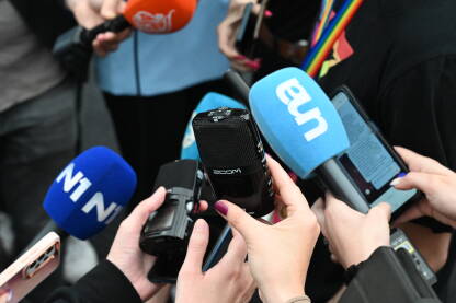 Mnogo mikrofona na konferenciji za novinare. Snimanje zvuka. Novinari s makrofonima. Ruke reportera i novinara drže profesionalne mikrofone. Mediji u BiH.