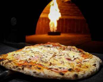 Pica u pizza peći Pica u pizza peći