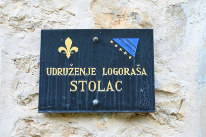 Udruženje logoraša Stolac Udruženje logoraša Stolac. Tabla i znak Udruženja na zgradi.